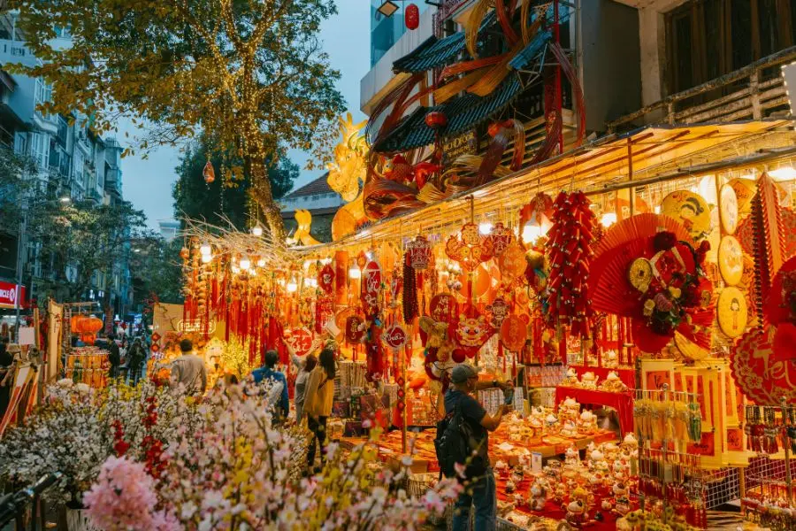 Scène de rue à Hanoi pendant le Nouvel An lunaire - guide de voyage au Vietnam en 2026.